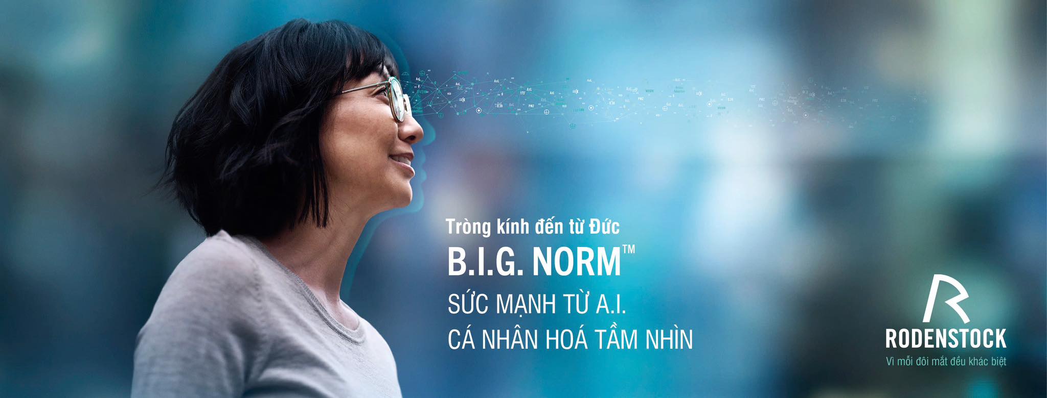 Người phụ nữ đeo kính Rodenstock B.I.G. NORM nhìn sang bên trên nền xanh hiện đại